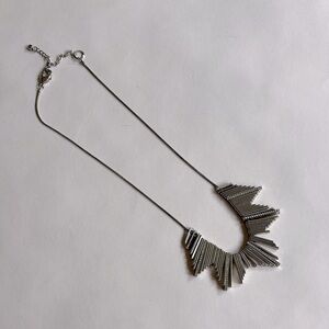 Chic Silver Necklace with Geometric Design